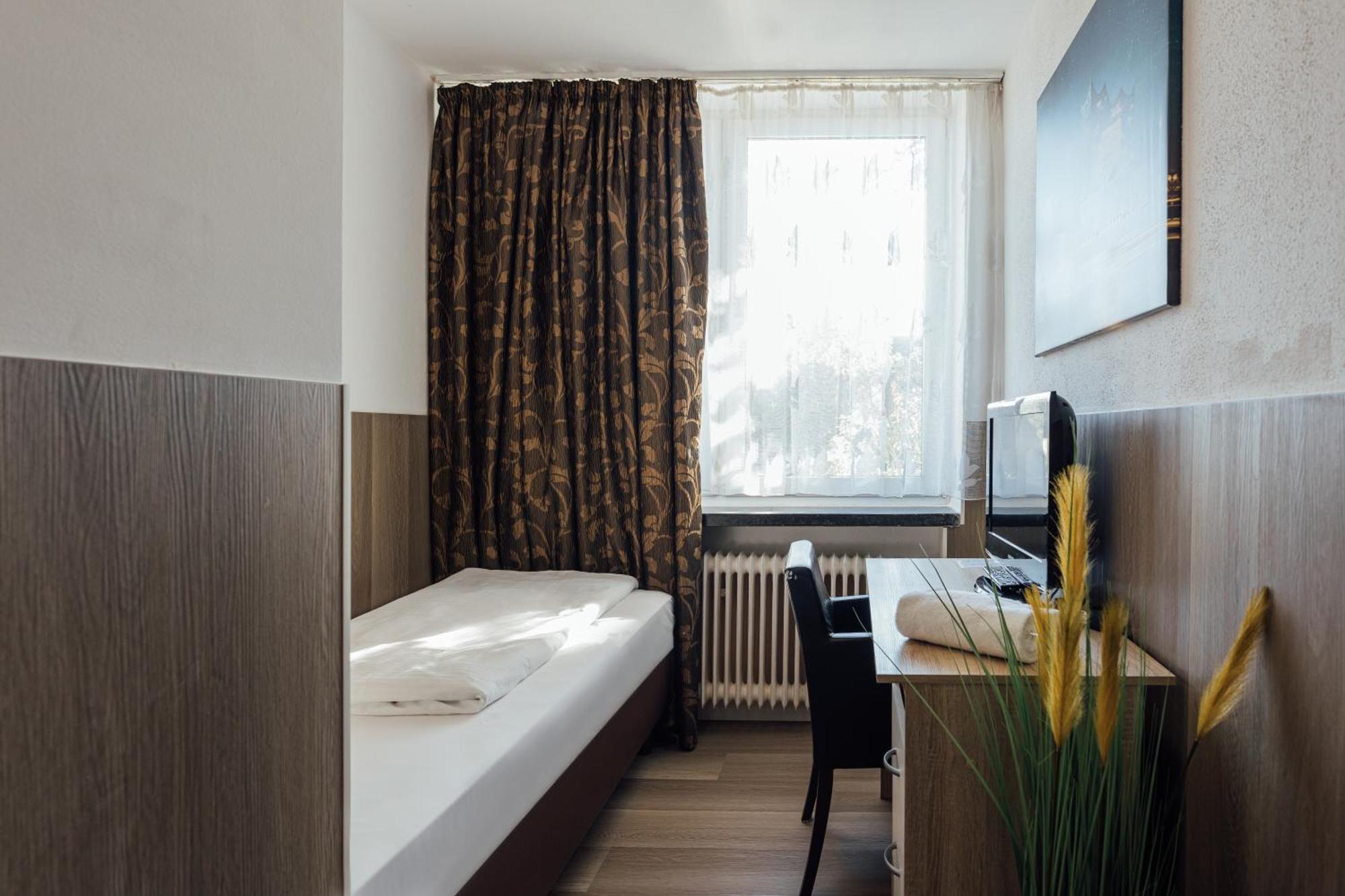 Hotel Hanseat Hamburg Exterior photo